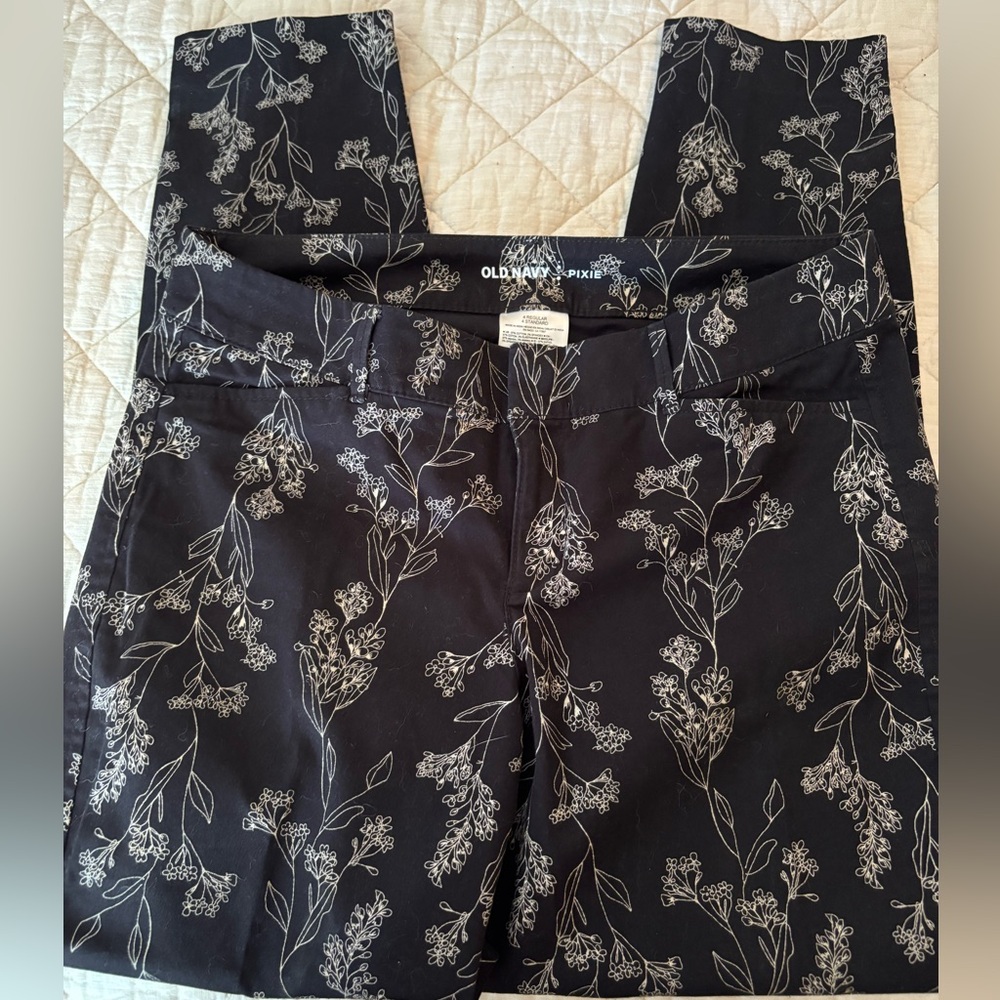 Old Navy Black and White Floral Pixie Pants size 4